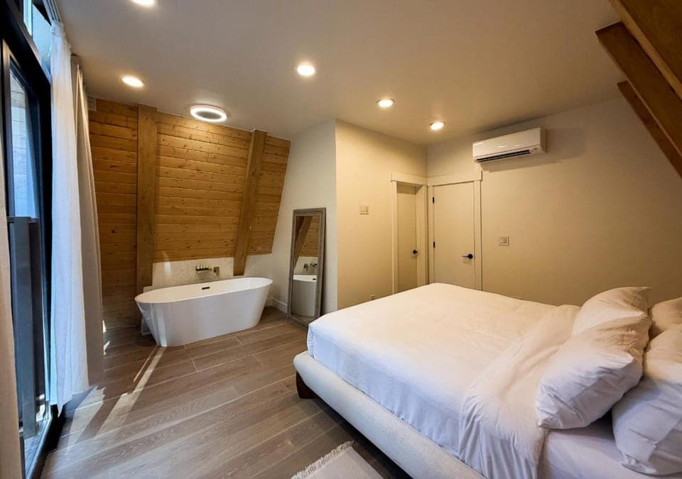 Bed, Photo of the whole room, Bedroom, Bath