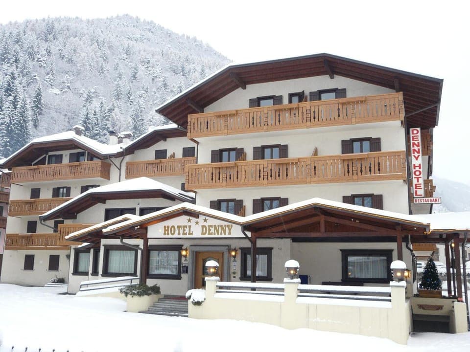 Facade/entrance, Winter