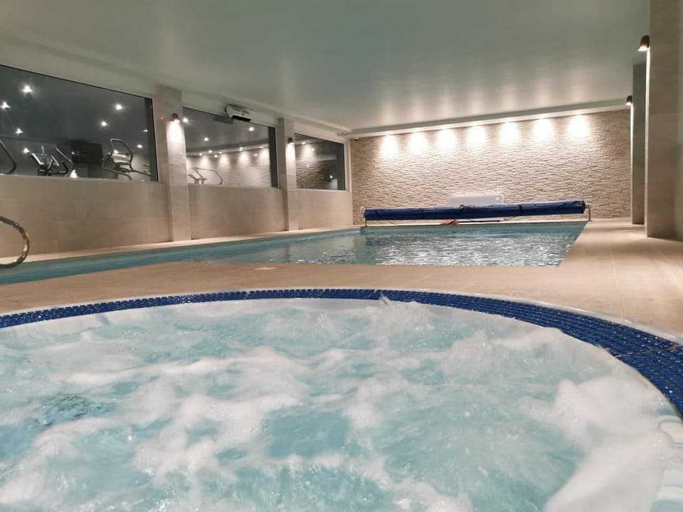 Hot Tub, Swimming pool, Swimming pool
