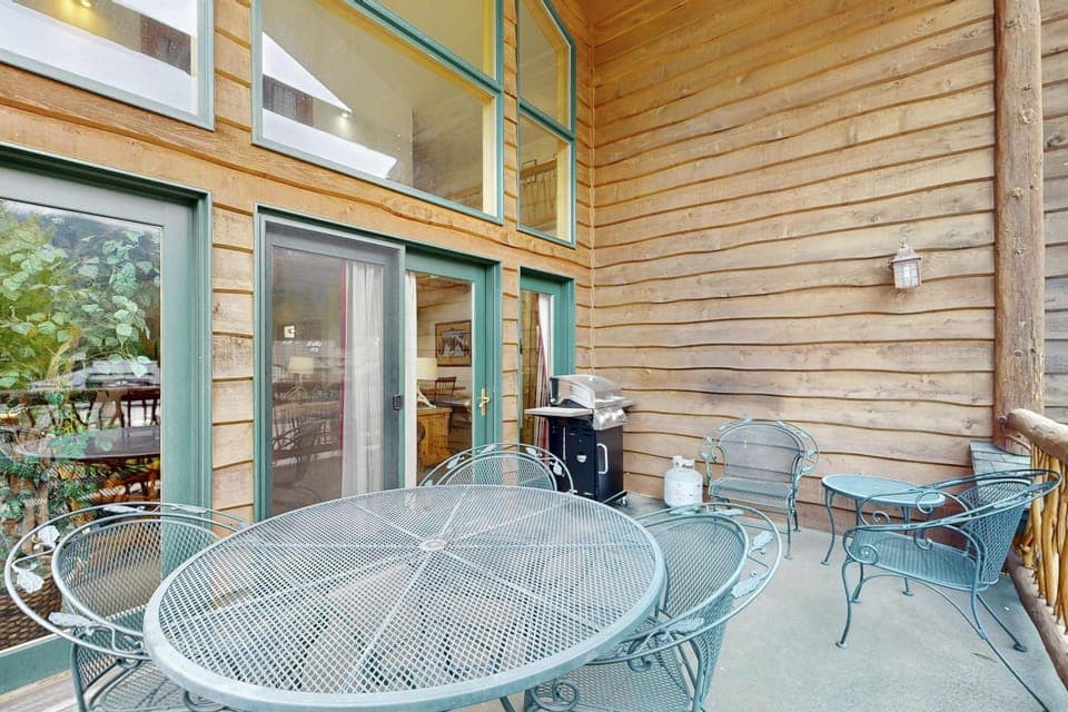 Ski Slopes and Scenic Views House in Whitefish