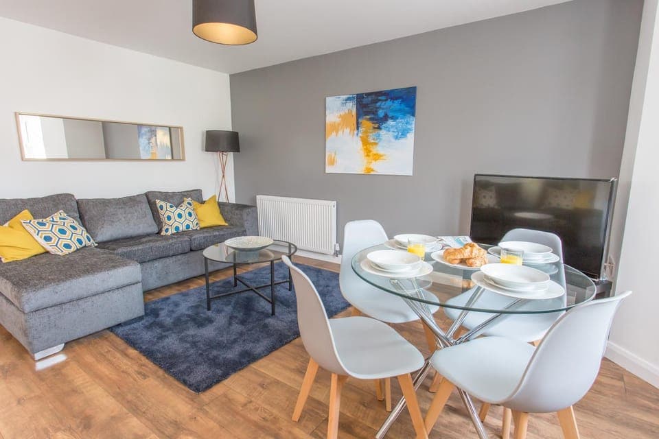 TV and multimedia, Living room, Seating area, Dining area