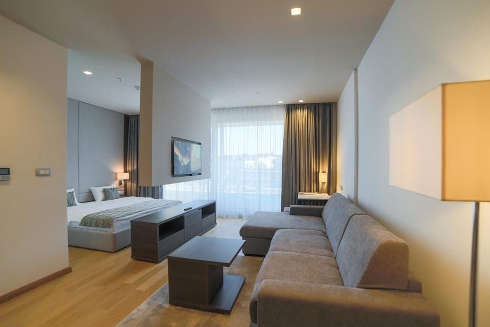 Bed, TV and multimedia, Living room