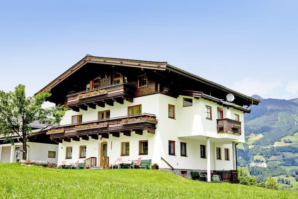 Property building, Facade/entrance, Garden, Balcony/Terrace