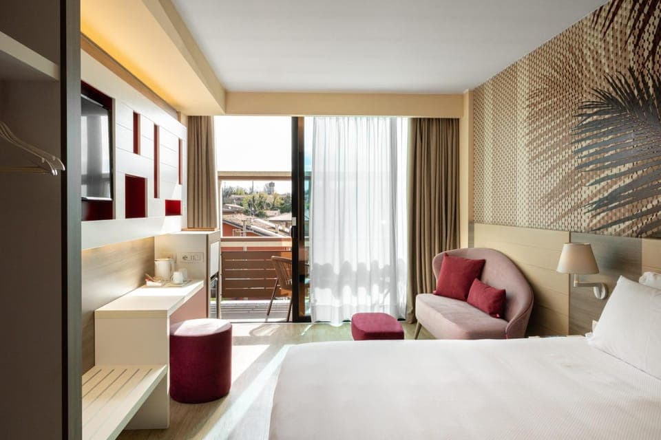 Bed, Photo of the whole room, Garden view, Pool view