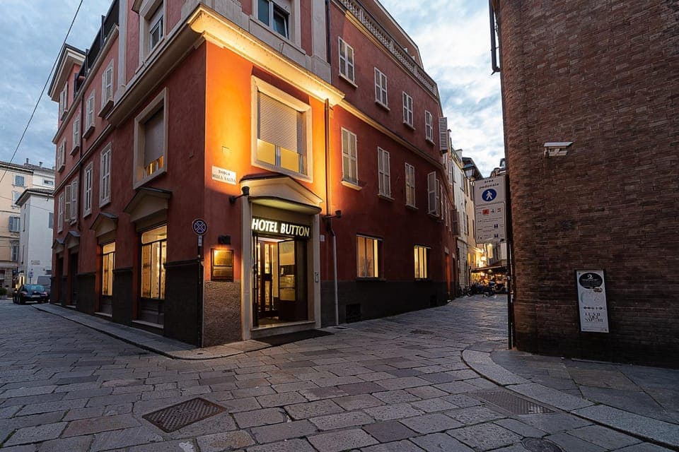 Property building, Facade/entrance, Property logo or sign, Neighbourhood