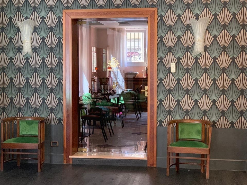 Restaurant/places to eat, Living room