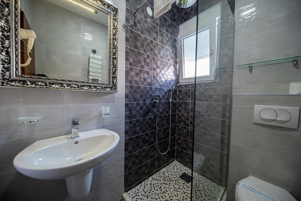 Shower, Toilet, Bathroom, towels