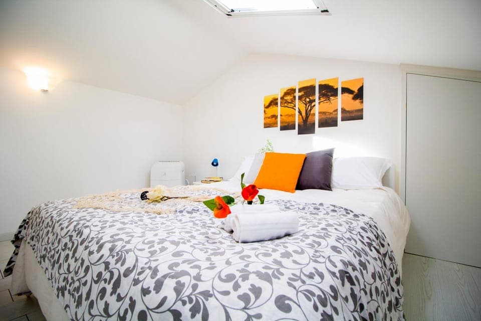 Bed, Photo of the whole room, Bedroom, towels