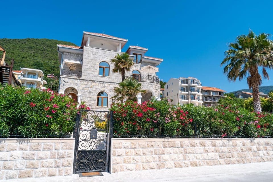 Property building, Neighbourhood