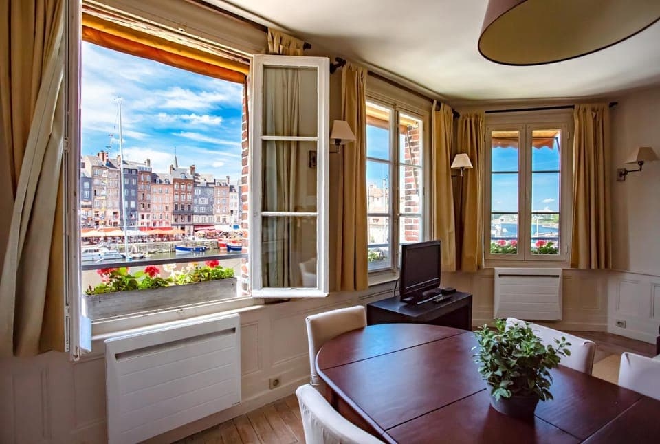 TV and multimedia, Living room, Dining area, City view, Landmark view