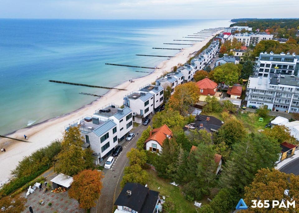 Property building, Nearby landmark, Day, Neighbourhood, Natural landscape, Bird's eye view, Beach, City view, Sea view, Street view, Location