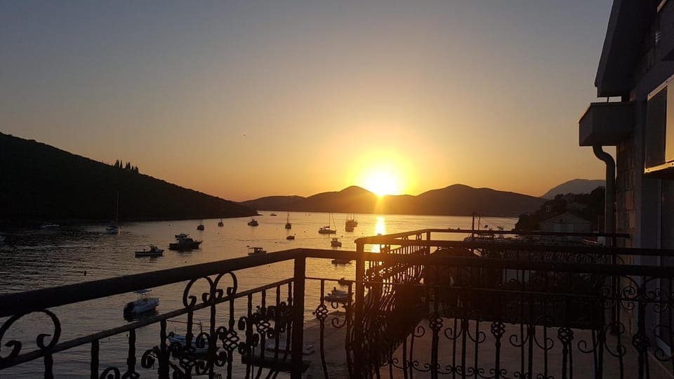 People, Natural landscape, Summer, Balcony/Terrace, Other, Photo of the whole room, Decorative detail, Seating area, Guests, Landmark view, Mountain view, Sea view, Sea view, Sunset, children