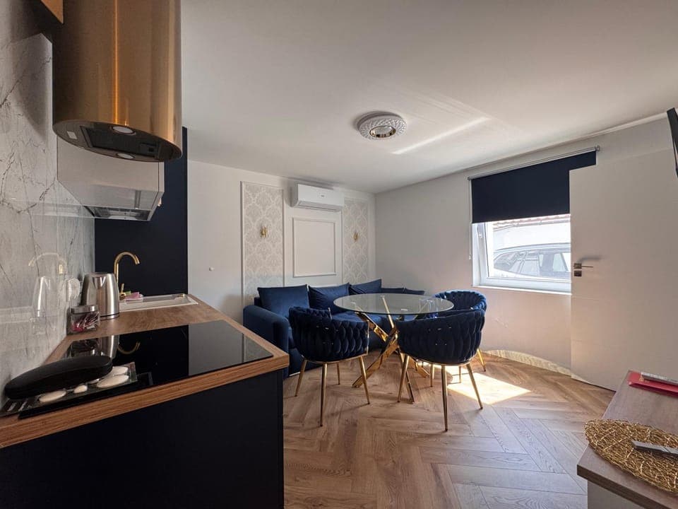 Living room, Seating area, Dining area, air conditioner