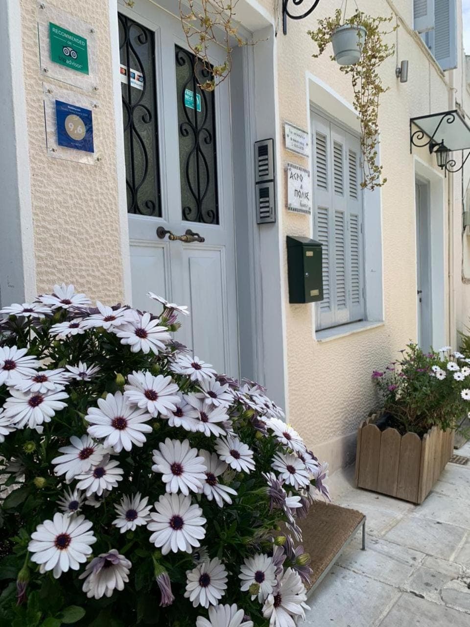 Facade/entrance