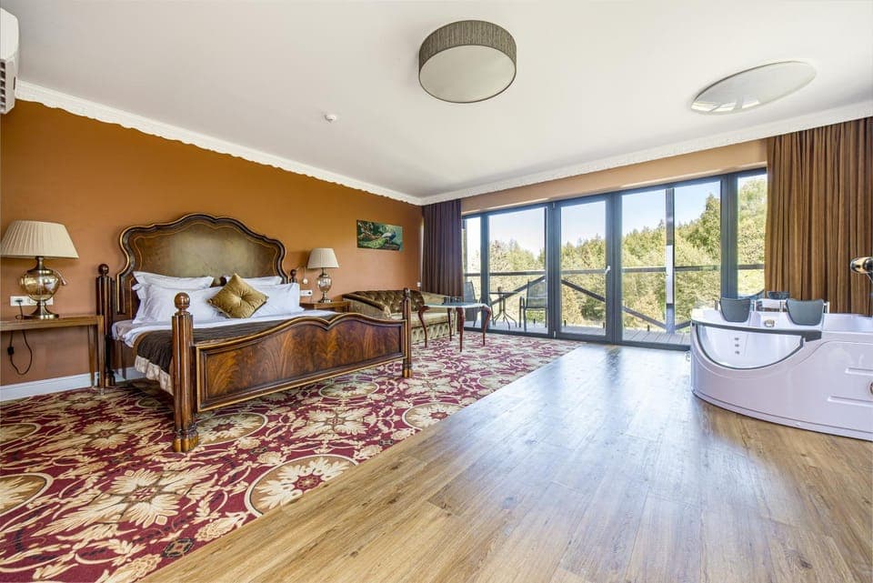 Bed, Living room, Photo of the whole room, Seating area, air conditioner