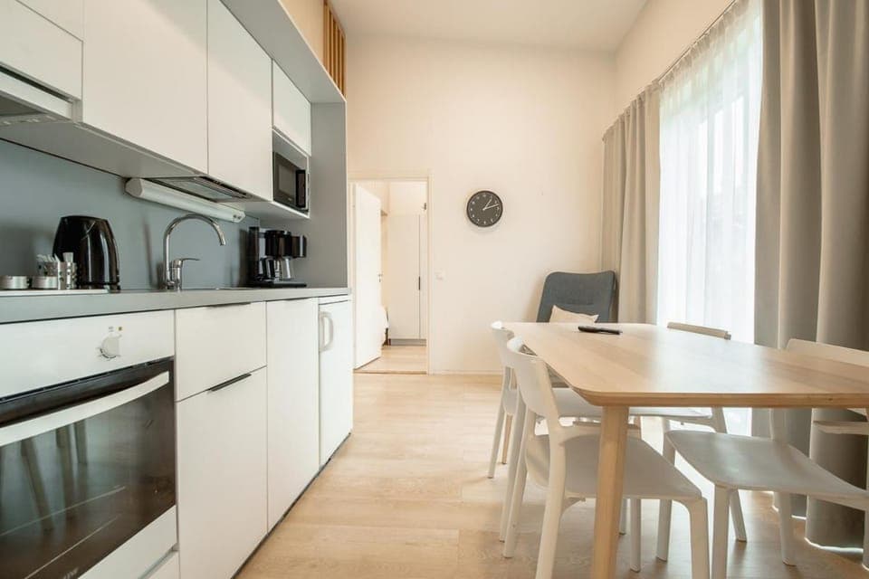 Coffee/tea facilities, Kitchen or kitchenette, Dining area, oven, stove