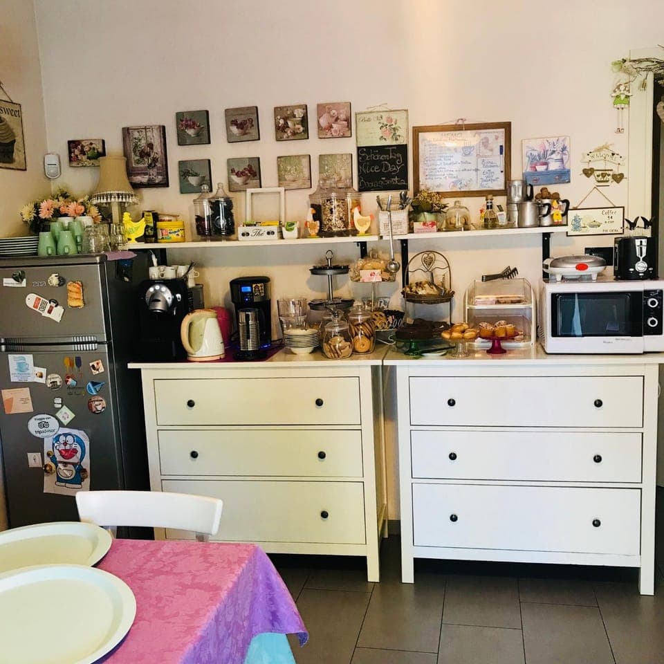 Restaurant/places to eat, Coffee/tea facilities, Breakfast