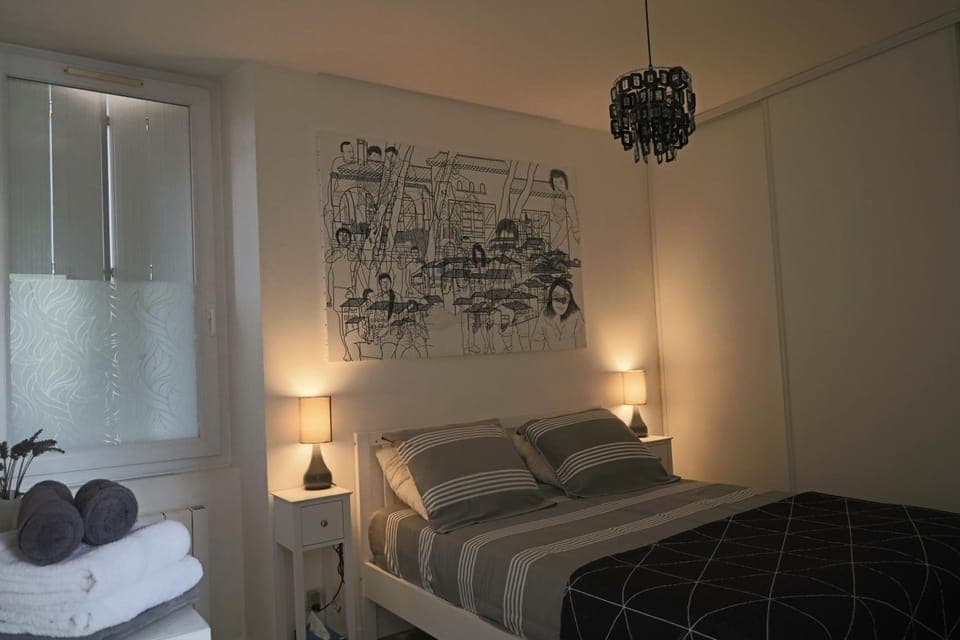 Photo of the whole room, Bedroom