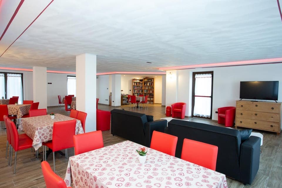 Communal lounge/ TV room