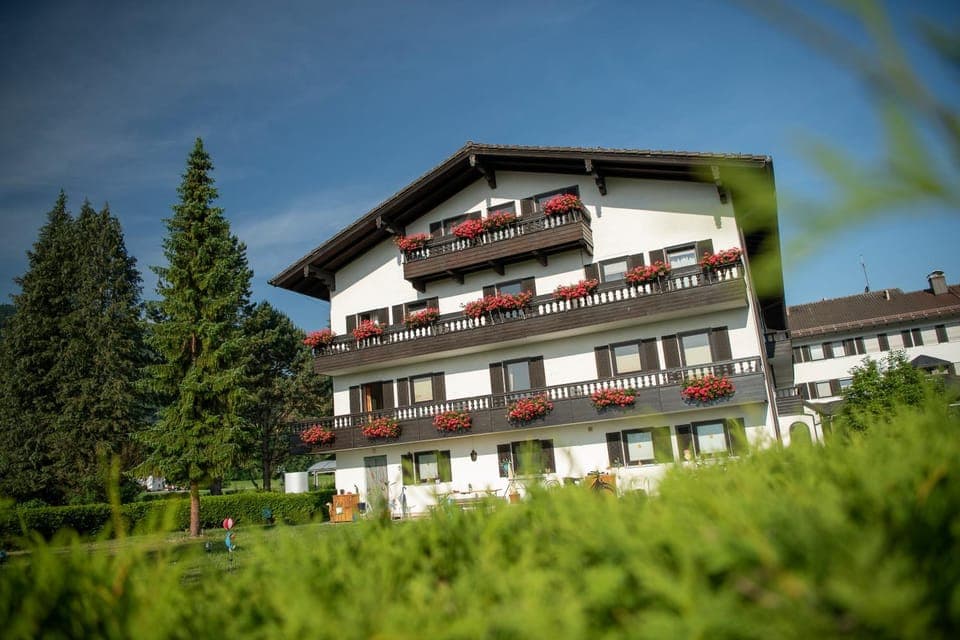 Property building, Patio, Natural landscape, Garden, Balcony/Terrace