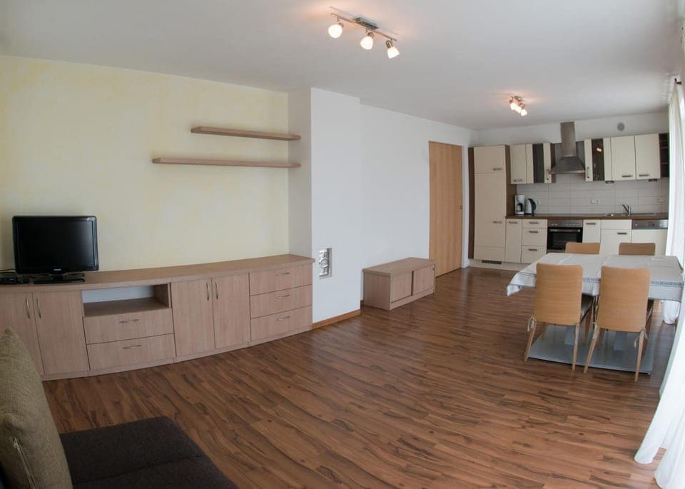 Balcony/Terrace, Kitchen or kitchenette, Living room, Seating area, City view, Garden view, Landmark view, Mountain view, Pool view, River view