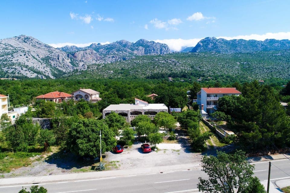 Property building, Neighbourhood, Natural landscape, Bird's eye view, Mountain view, Location, Parking