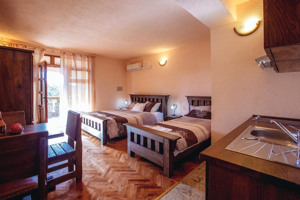 Bed, Kitchen or kitchenette, Seating area, Bedroom, air conditioner