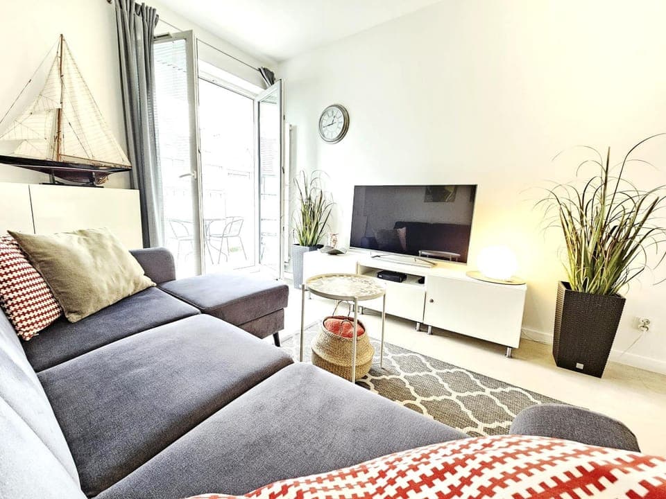 TV and multimedia, Living room, Seating area, Evening entertainment