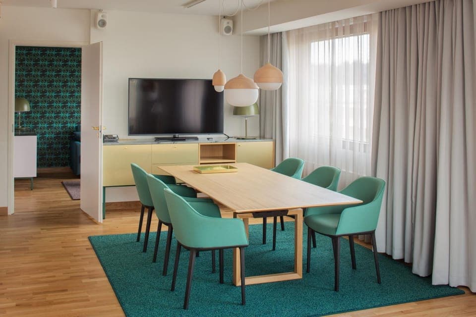 TV and multimedia, Business facilities, Dining area, Meeting/conference room, City view