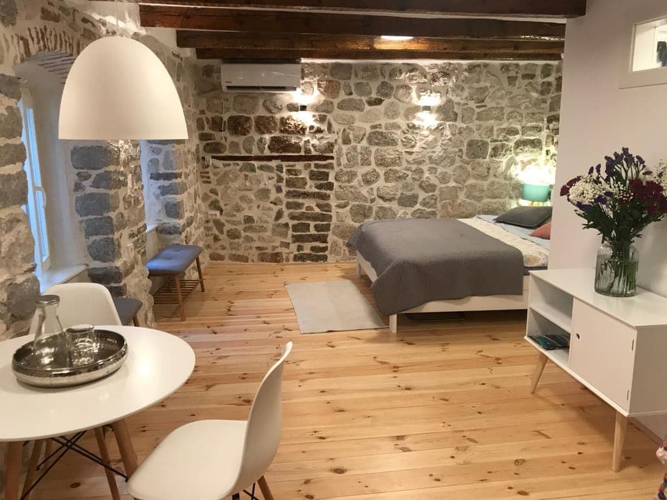 Bed, Living room, Seating area, Dining area, Bedroom