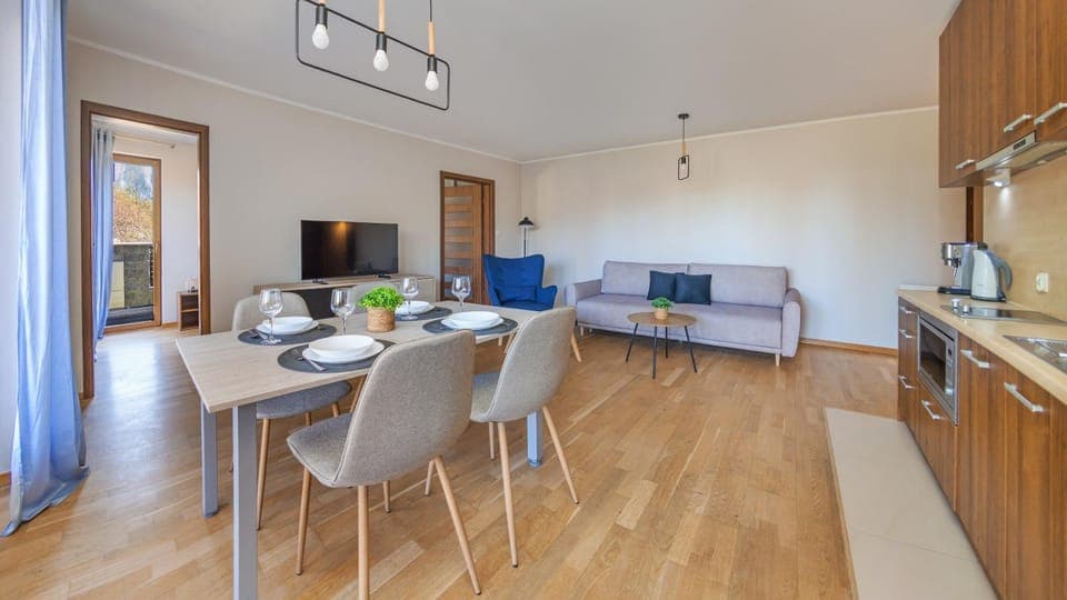 TV and multimedia, Kitchen or kitchenette, Living room, Seating area, Dining area