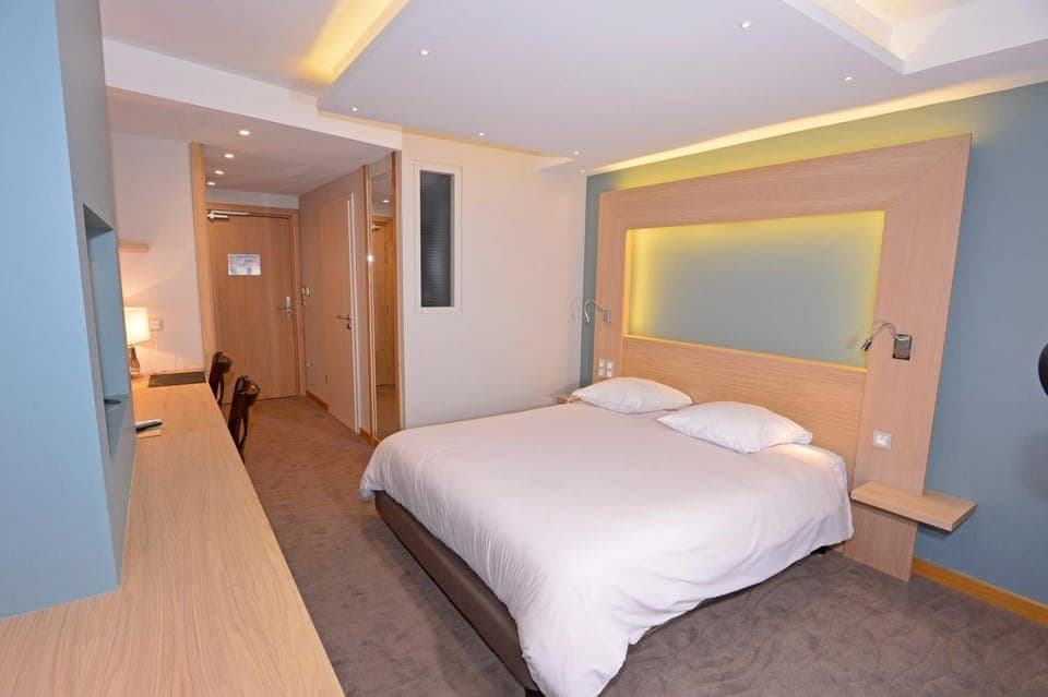 Bed, Photo of the whole room, Pool view