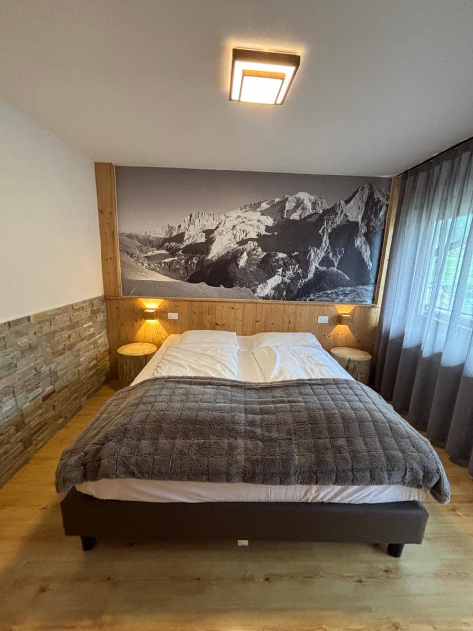 Bed, Photo of the whole room, Bedroom