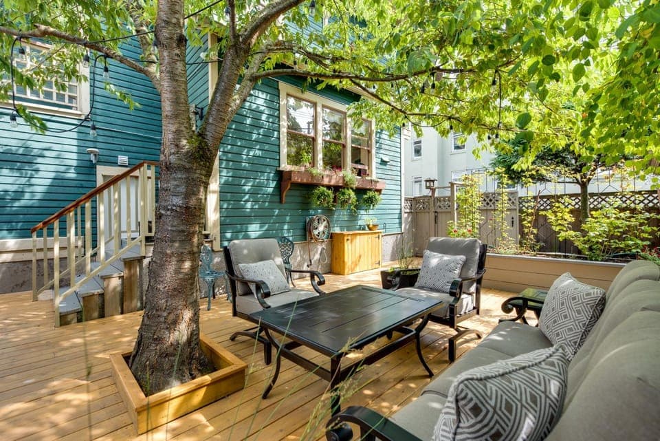 Property building, Balcony/Terrace, Seating area