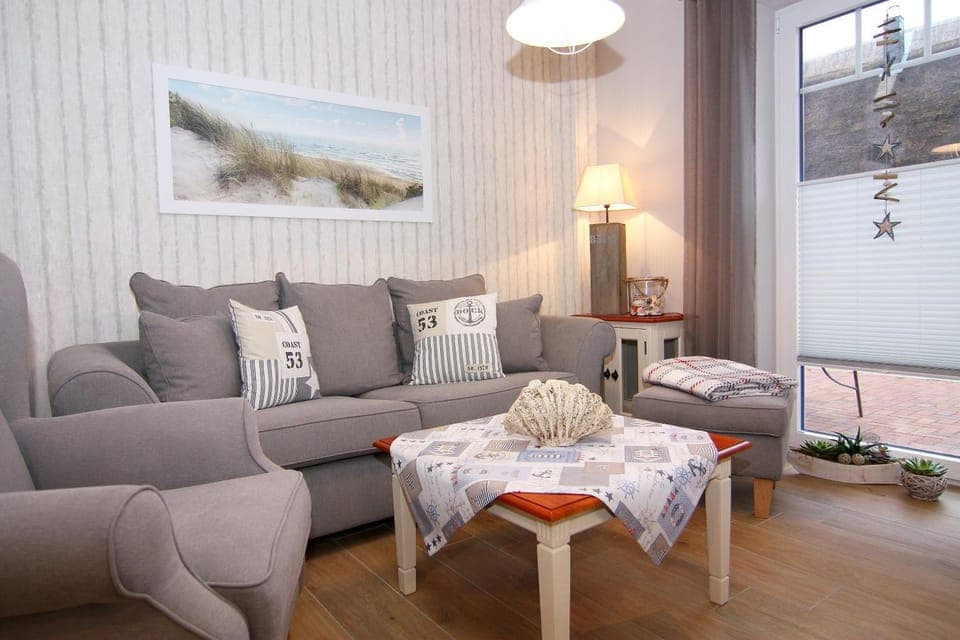 Living room, Photo of the whole room, Decorative detail