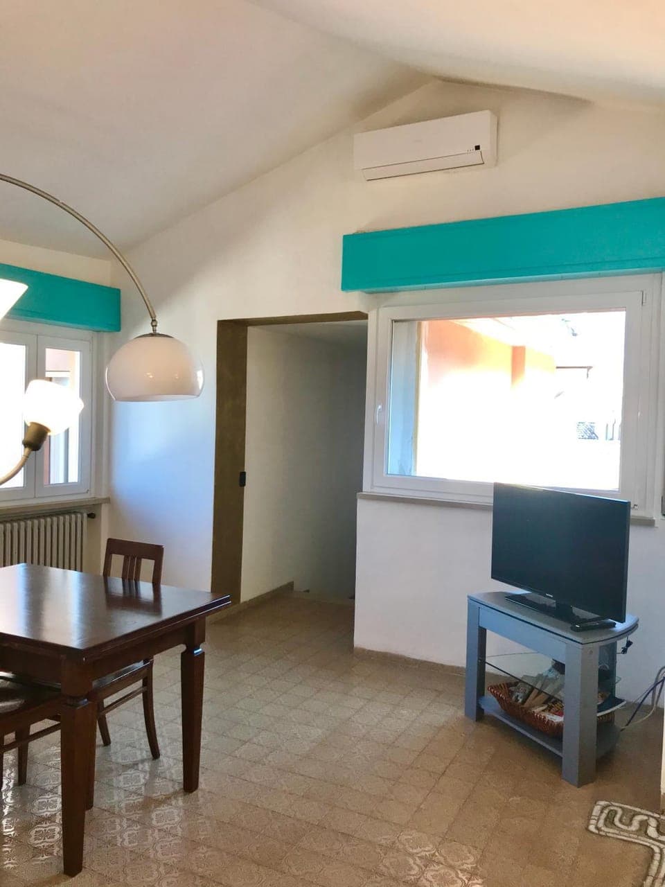 TV and multimedia, Living room, Seating area, Dining area