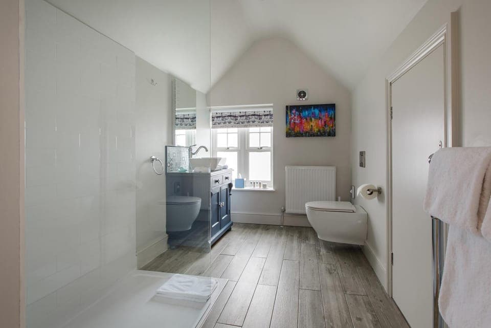 Shower, Toilet, Bathroom, Photo of the whole room, towels