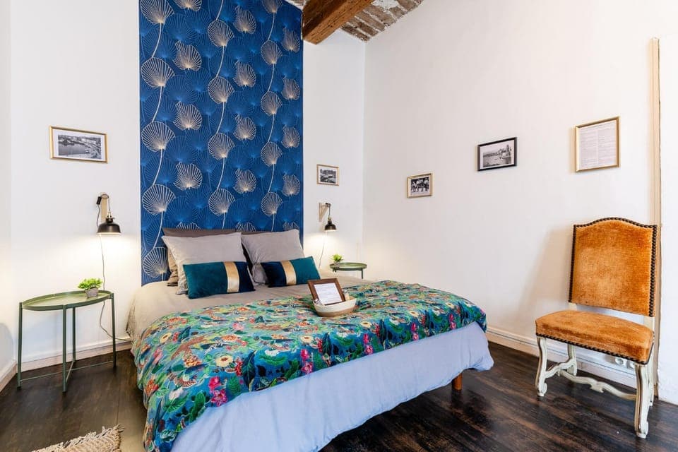 Bed, Living room, Photo of the whole room, Seating area, Bedroom