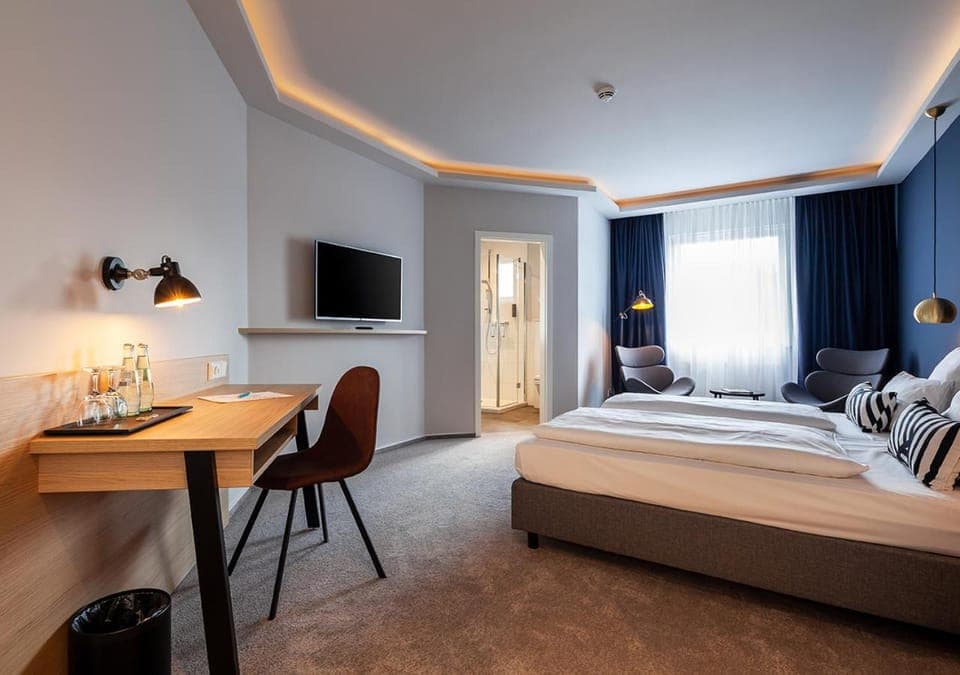 Bed, TV and multimedia, Photo of the whole room, Seating area, Bedroom, hair dresser