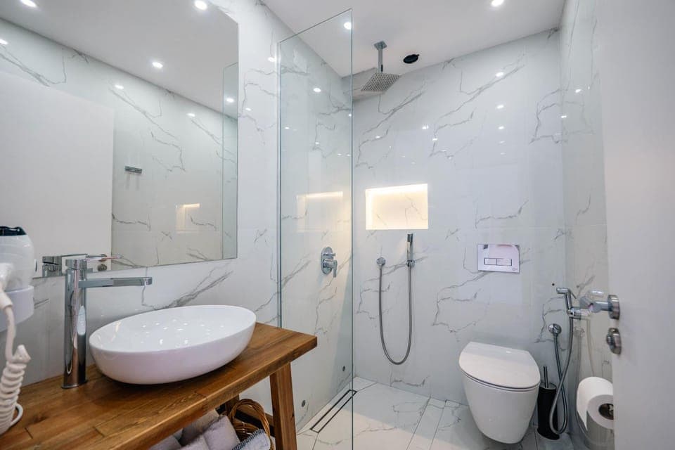 Shower, Toilet, towels