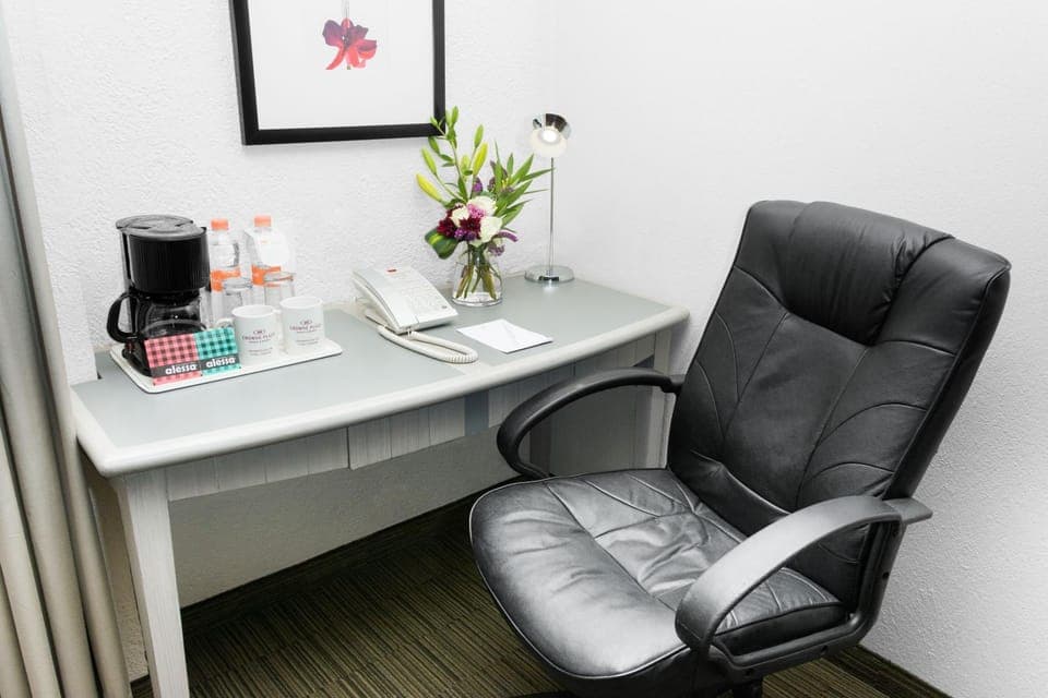 Coffee/tea facilities, Decorative detail, Seating area