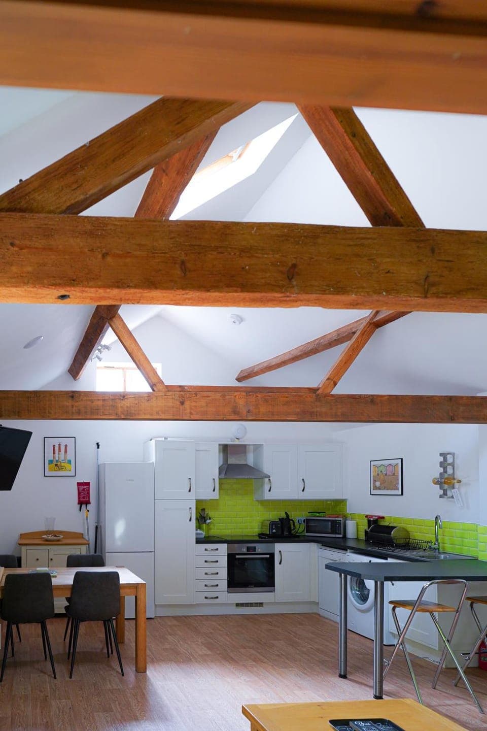 Kitchen or kitchenette, Lounge or bar, Seating area, Dining area, Pets