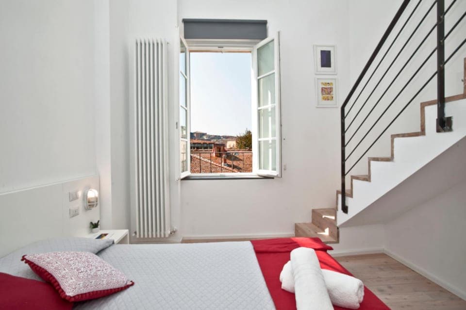 Photo of the whole room, Bedroom, City view