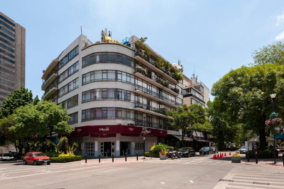 Property building, Nearby landmark, Facade/entrance, Day, Neighbourhood, City view, Street view, Location