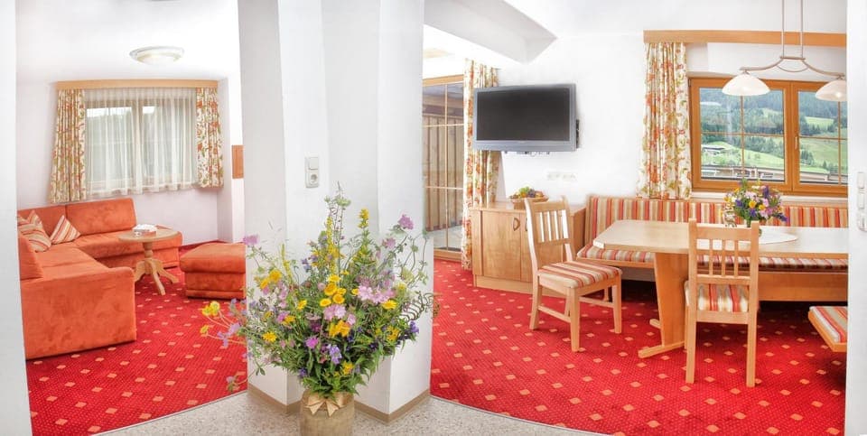 Communal lounge/ TV room, Dining area