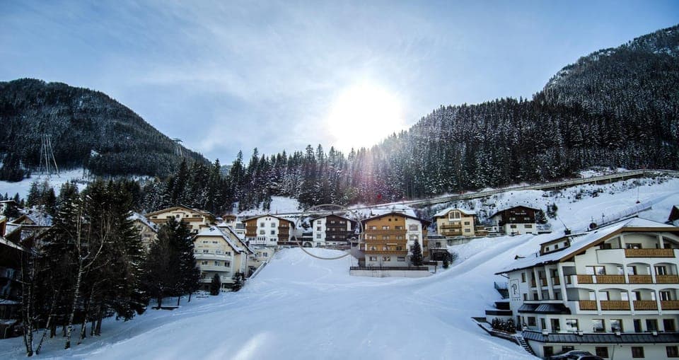 Property building, Facade/entrance, Natural landscape, Winter, On site, Mountain view