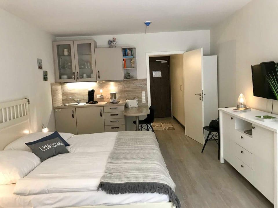 Kitchen or kitchenette, Dining area, Bedroom