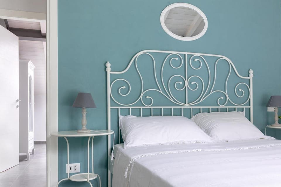 Photo of the whole room, Decorative detail