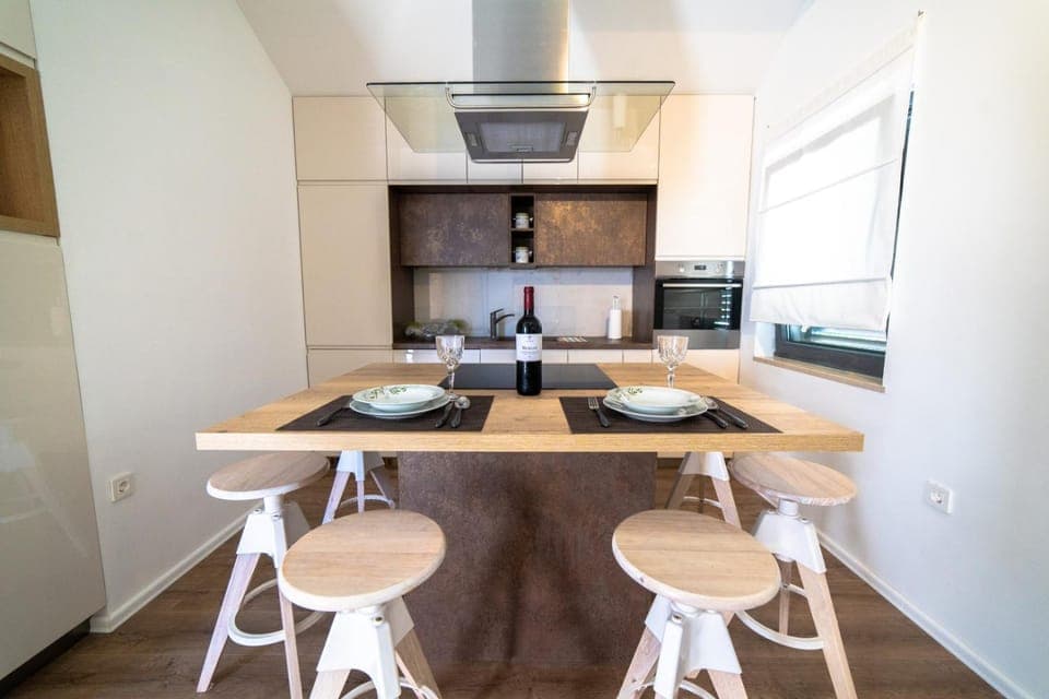 Kitchen or kitchenette, Dining area