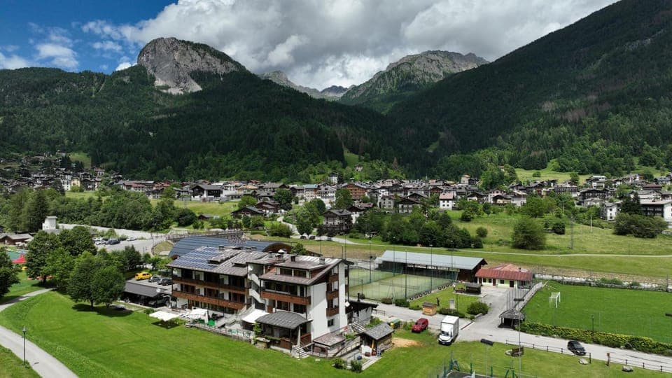 Property building, Nearby landmark, Spring, Day, Natural landscape, Bird's eye view, City view, Mountain view